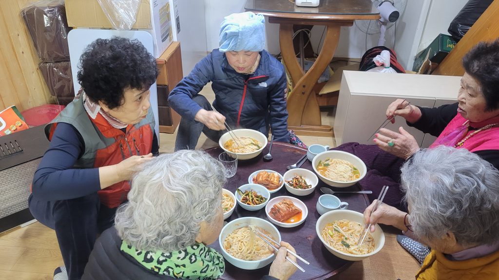 太い素麺を食べているお客様たち(この日、お客様が多く3回に分けて食べていた)