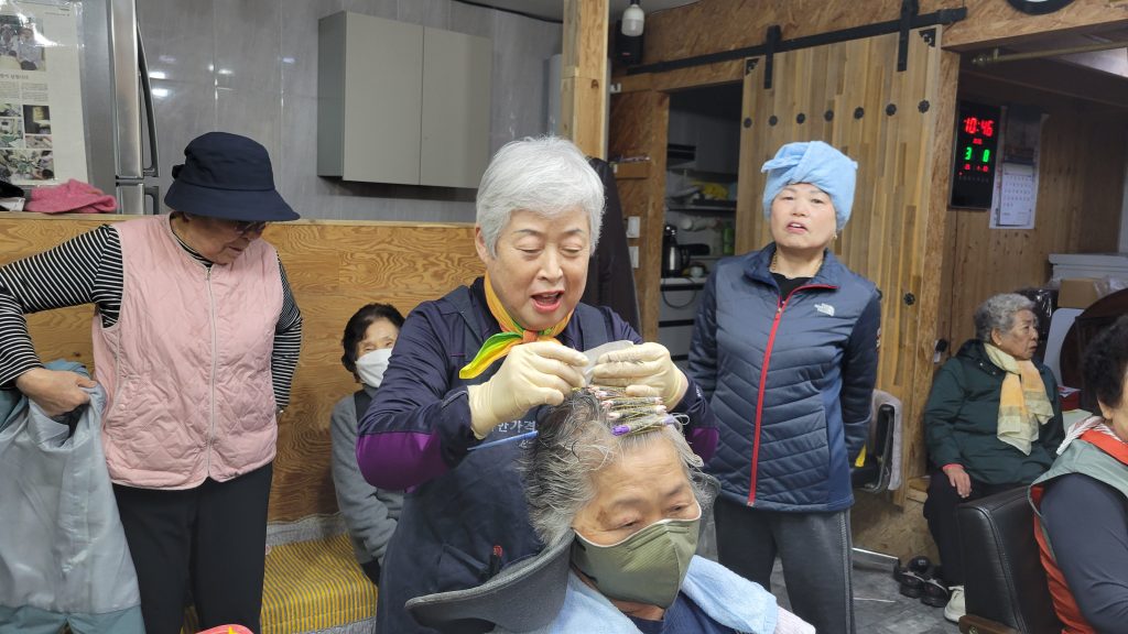 賑やかな美容室の様子