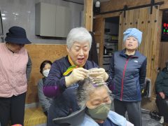 賑やかな美容室の様子